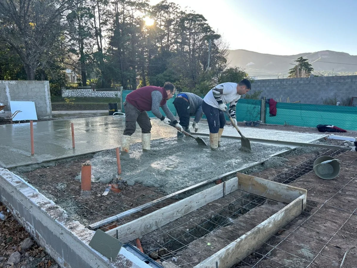 Equipo realizando tareas de hormigonado en una obra